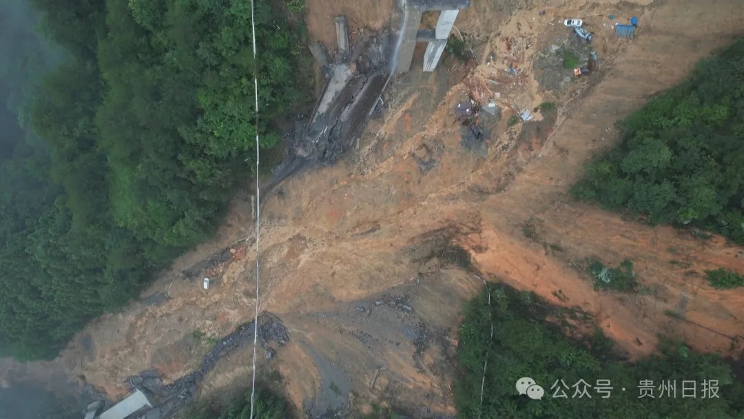 贵州一高速大桥垮塌!救援情况:一货车悬空,车上人员已获救 贵州一高速大桥垮塌!救援情况:一货车悬空,车上人员已获救