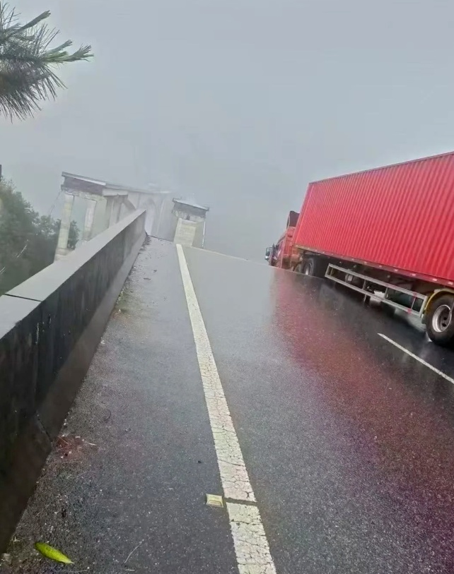 贵州一高速大桥桥面垮塌,当地交管局:已实施交通管制,正在救援 贵州一高速大桥桥面垮塌,当地交管局:已实施交通管制,正在救援