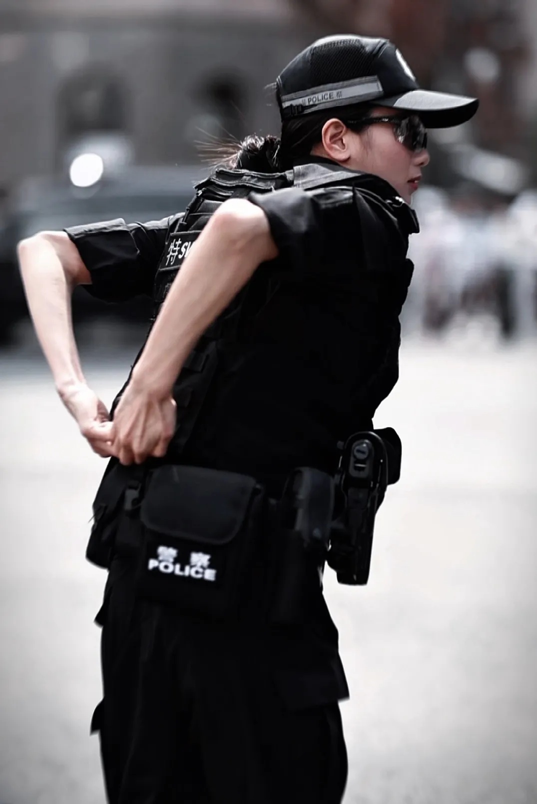 上海街头女特警刷屏！颜值太高，她还有隐藏实力...