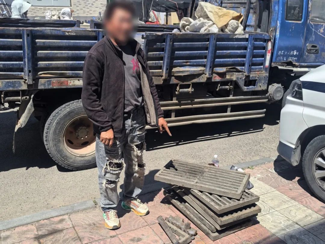 后怕！一男子盗走7个井盖