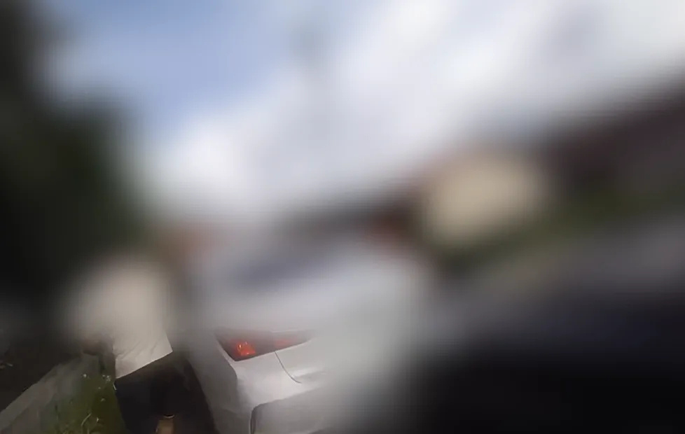 面对警察，丧心病狂的毒贩拉响了手榴弹……