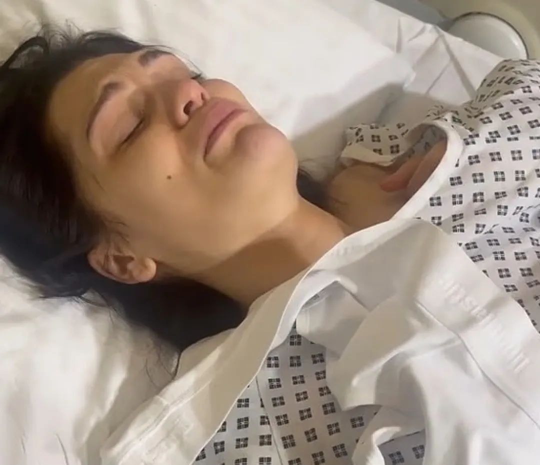 知名歌手“结石姐”分享乳腺癌术后照片：病容憔悴身上缠着绷带，已回家休养等待结果