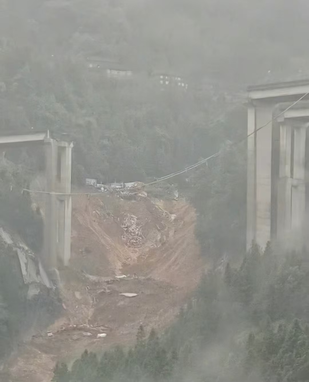 后撤！后撤！一高速大桥突然垮塌，有车辆腾空挂在断裂口…此地救援情况