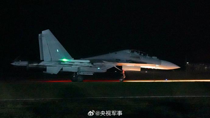 光影好绝!战鹰升空高飞暗夜出击 光影好绝!战鹰升空高飞暗夜出击