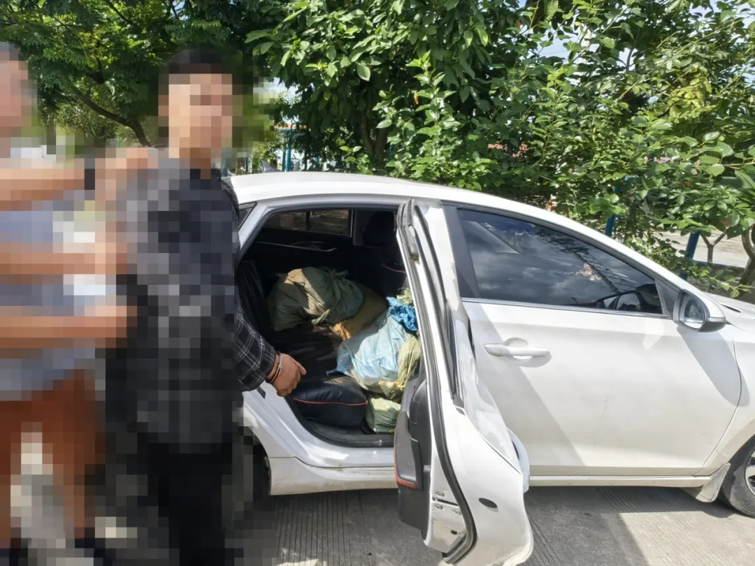 面对警察，丧心病狂的毒贩拉响了手榴弹……