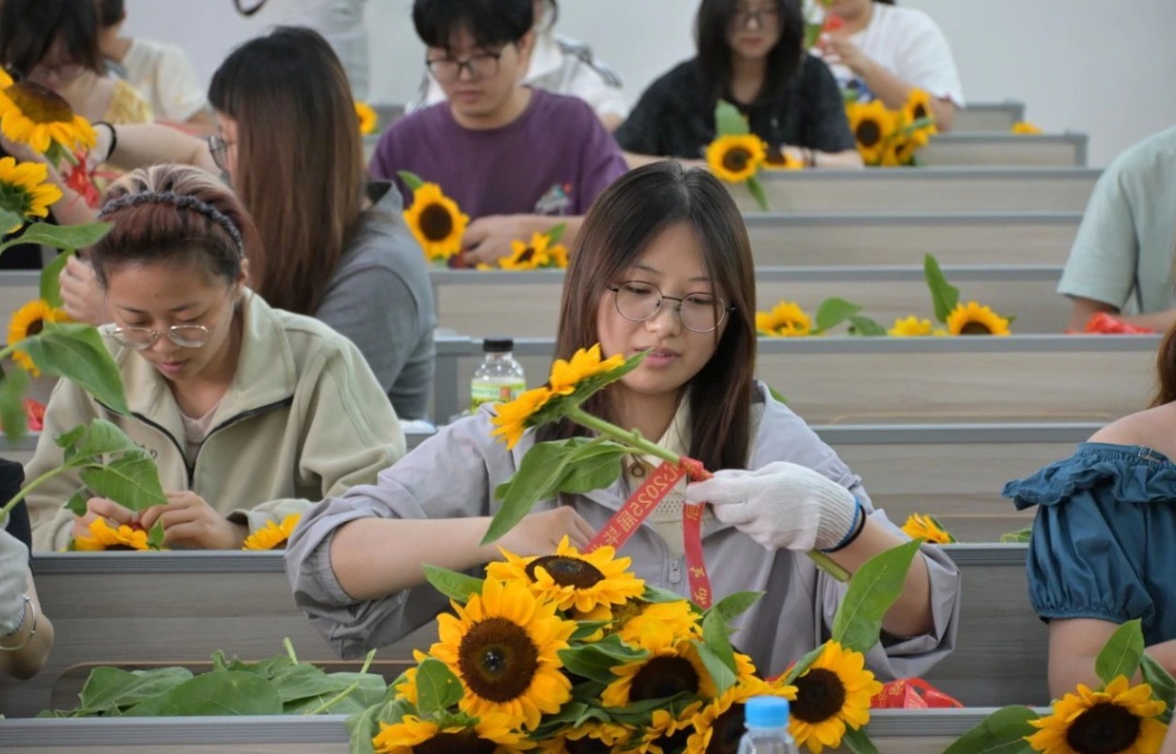 最用心毕业礼物!安徽一高校种向日葵送毕业生 最用心毕业礼物!安徽一高校种向日葵送毕业生