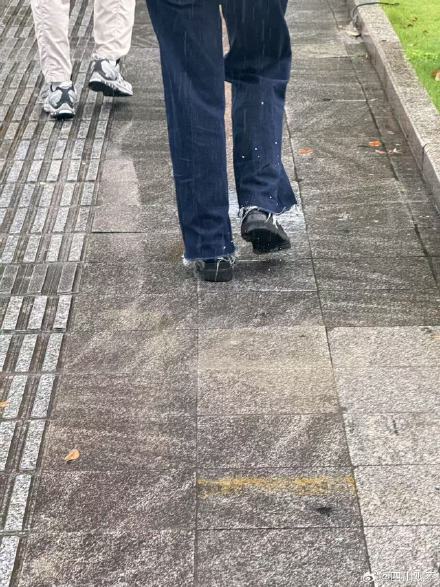 “裤儿打得浇湿”成都早高峰遇上下雨 “裤儿打得浇湿”成都早高峰遇上下雨