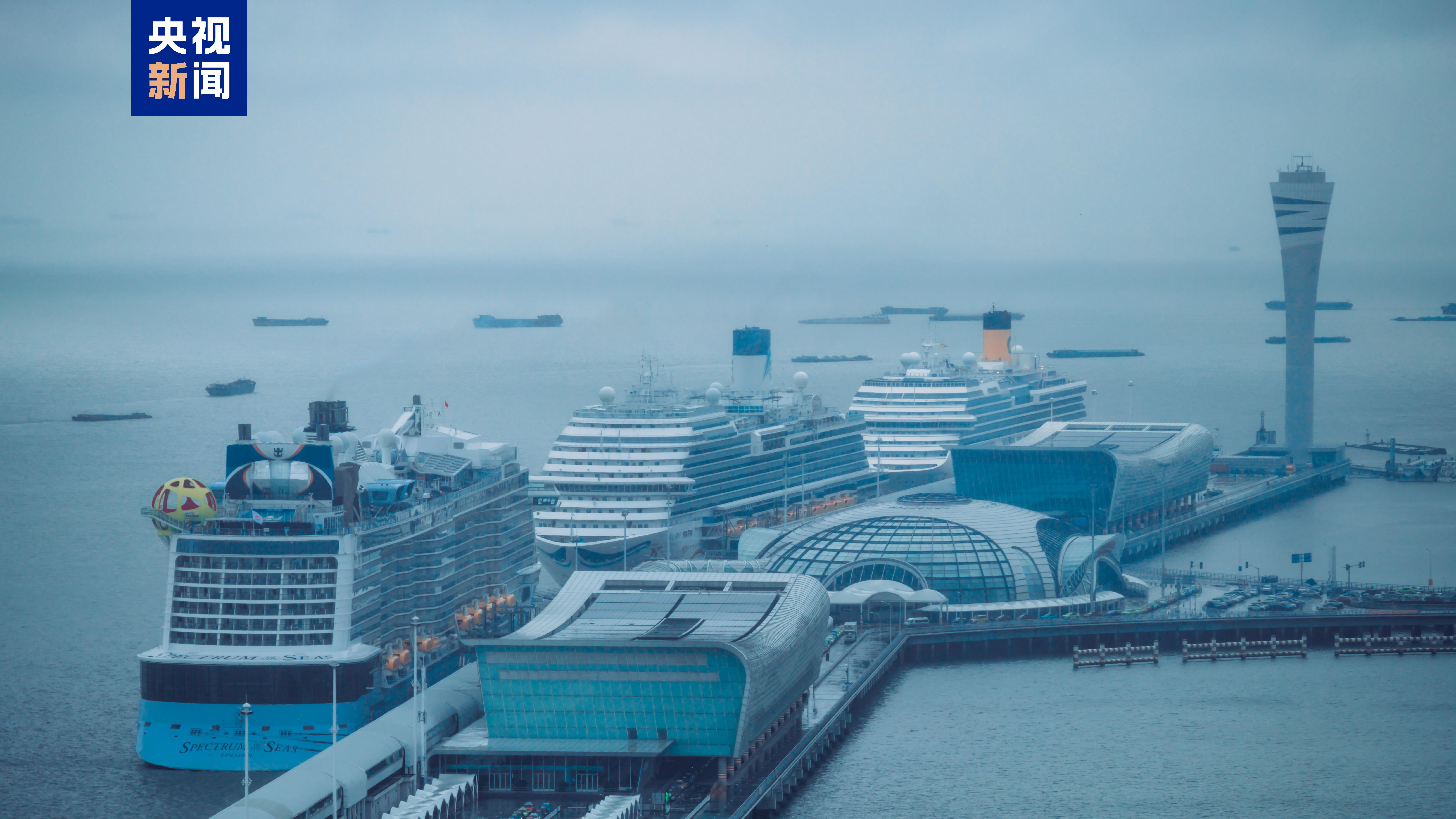 三大邮轮同时靠港场面壮观 暑期市场火热开启