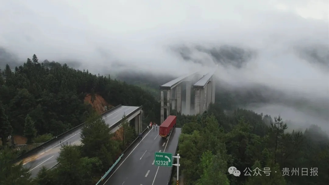 贵州一高速大桥垮塌!救援情况:一货车悬空,车上人员已获救 贵州一高速大桥垮塌!救援情况:一货车悬空,车上人员已获救