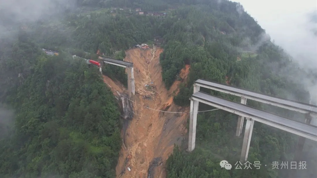 贵州一高速大桥垮塌!救援情况:一货车悬空,车上人员已获救 贵州一高速大桥垮塌!救援情况:一货车悬空,车上人员已获救