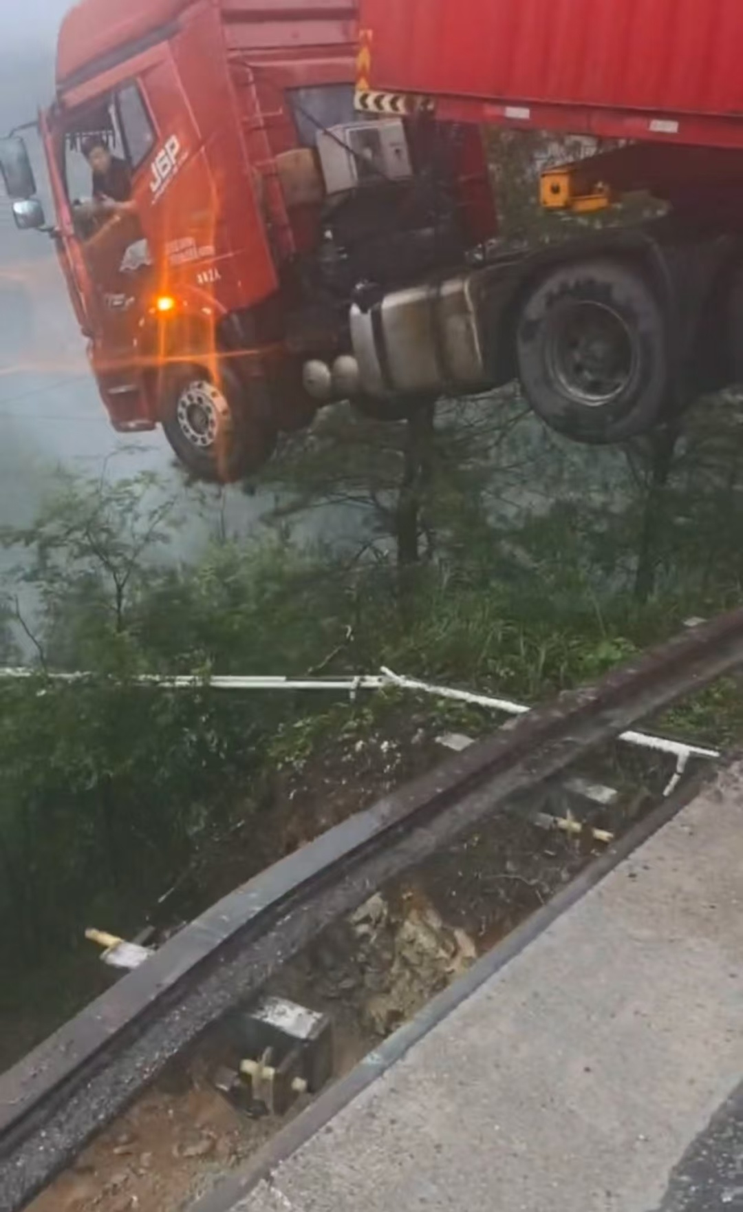 后撤！后撤！一高速大桥突然垮塌，有车辆腾空挂在断裂口…此地救援情况
