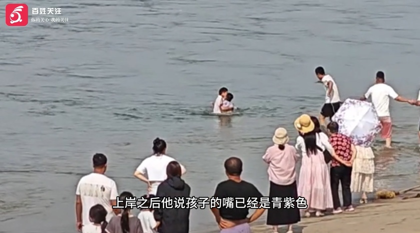 母子落水，幼儿园园长跳入激流中，上演惊心救援
