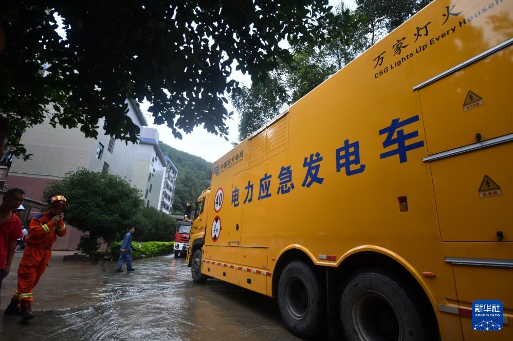 强降雨引发内涝 广西天峨县紧急转移400多名受困师生 强降雨引发内涝 广西天峨县紧急转移400多名受困师生