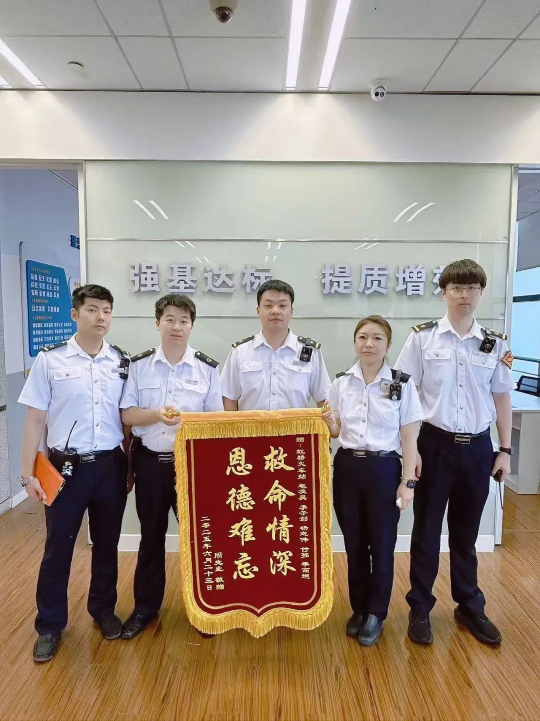 事发上海，男子突然倒地不起，失去意识！他们撒腿狂奔