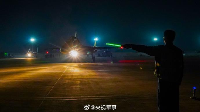 光影好绝!战鹰升空高飞暗夜出击 光影好绝!战鹰升空高飞暗夜出击