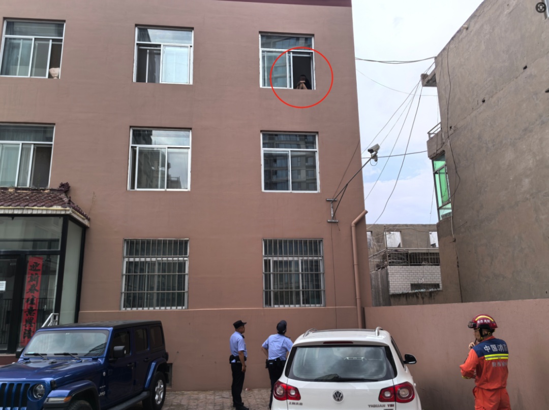 疑因感情问题欲跳楼轻生，消防员楼顶空降将女子“扑”回屋内