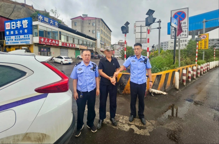 醉驾摩托车蓄意堵截大货车被网上追逃!警方:刑拘! 醉驾摩托车蓄意堵截大货车被网上追逃!警方:刑拘!