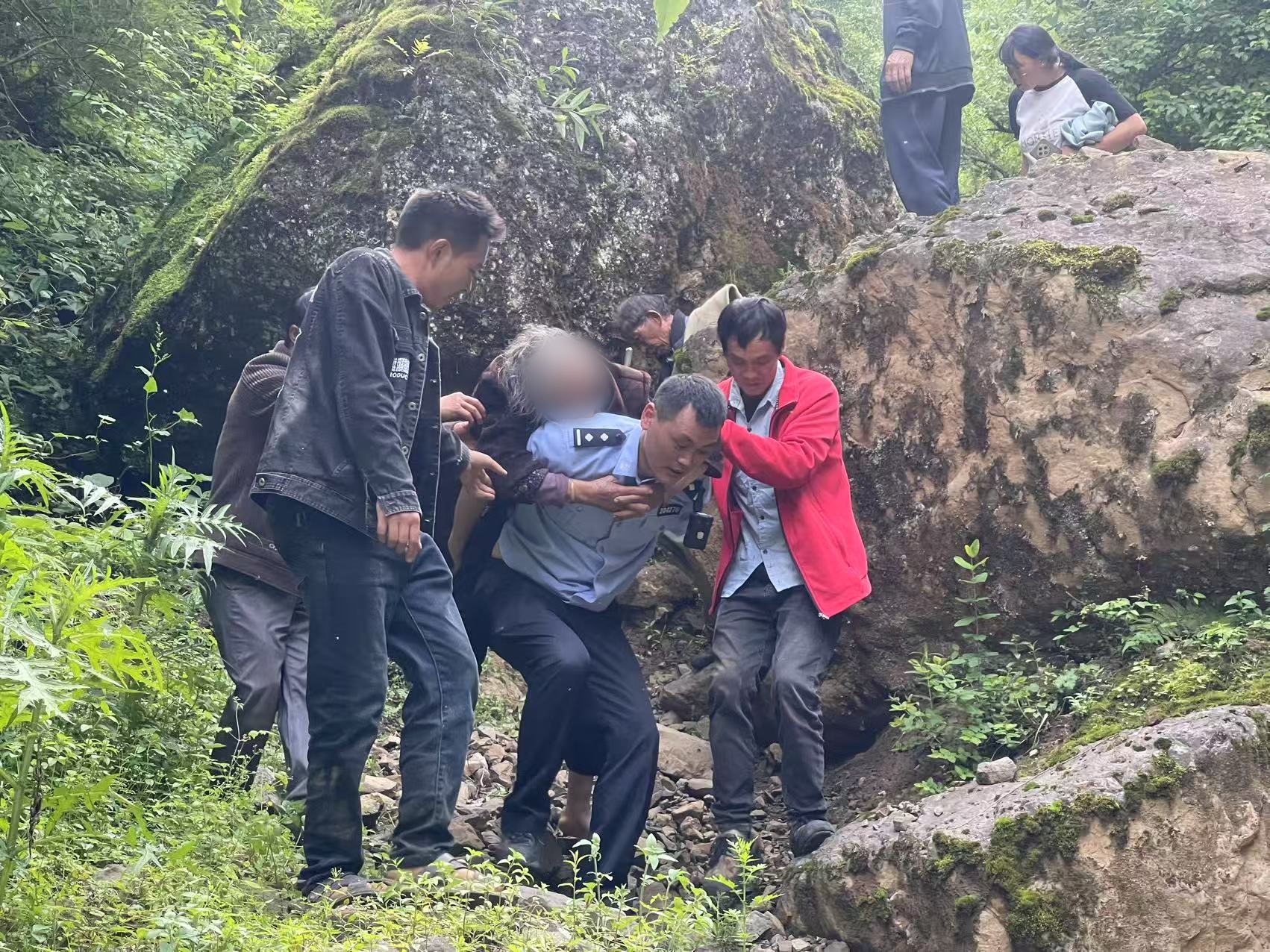 前后左右！他们共同搭起了“生命人梯”