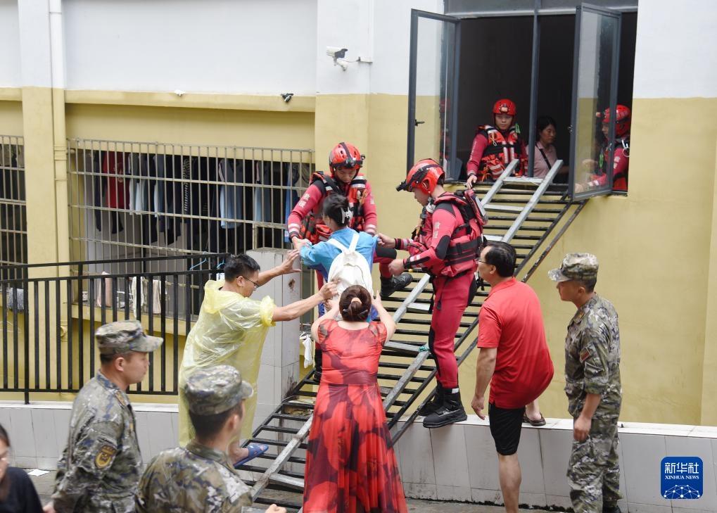 强降雨引发内涝 广西天峨县紧急转移400多名受困师生 强降雨引发内涝 广西天峨县紧急转移400多名受困师生