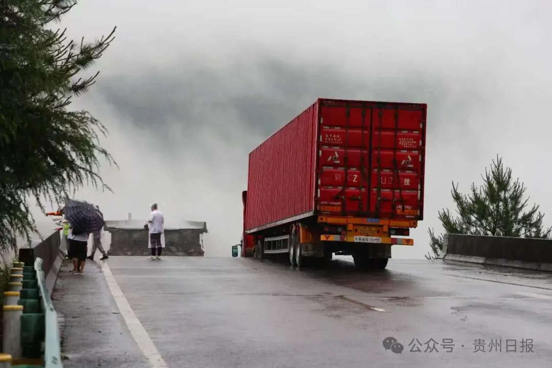 贵州一高速大桥垮塌!救援情况:一货车悬空,车上人员已获救 贵州一高速大桥垮塌!救援情况:一货车悬空,车上人员已获救