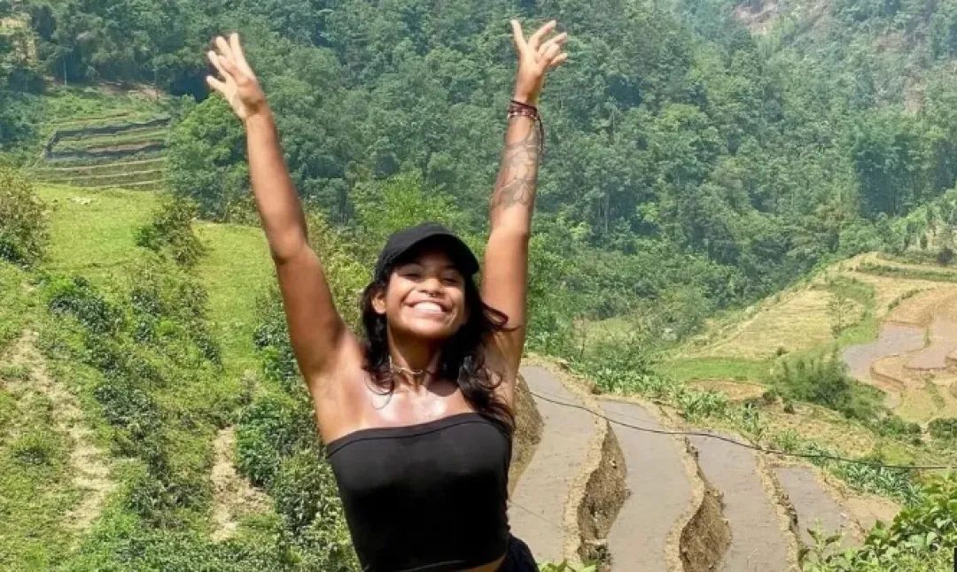 巴西游客印尼徒步时掉队坠崖，被困活火山三天，当地连日搜救无果