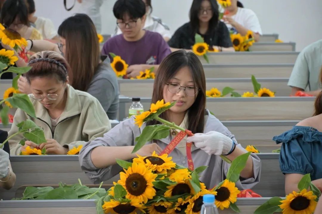 羡慕！毕业礼物是向日葵，而且是现摘的……