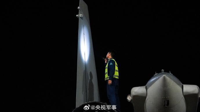 光影好绝!战鹰升空高飞暗夜出击 光影好绝!战鹰升空高飞暗夜出击