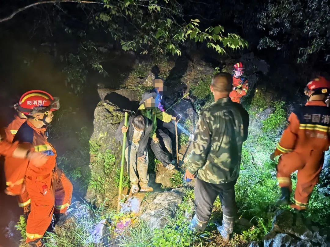 柳州两人跟风打卡“野景点”，深夜被困深山！消防紧急搜寻