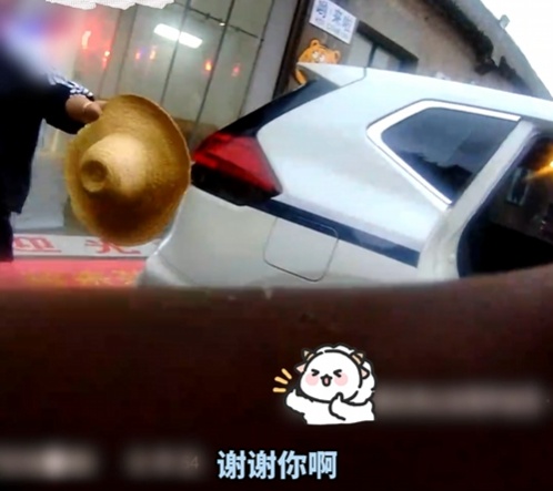 撑起的是安心！民警化身“拐杖”，让蹒跚老人有了“双保险”