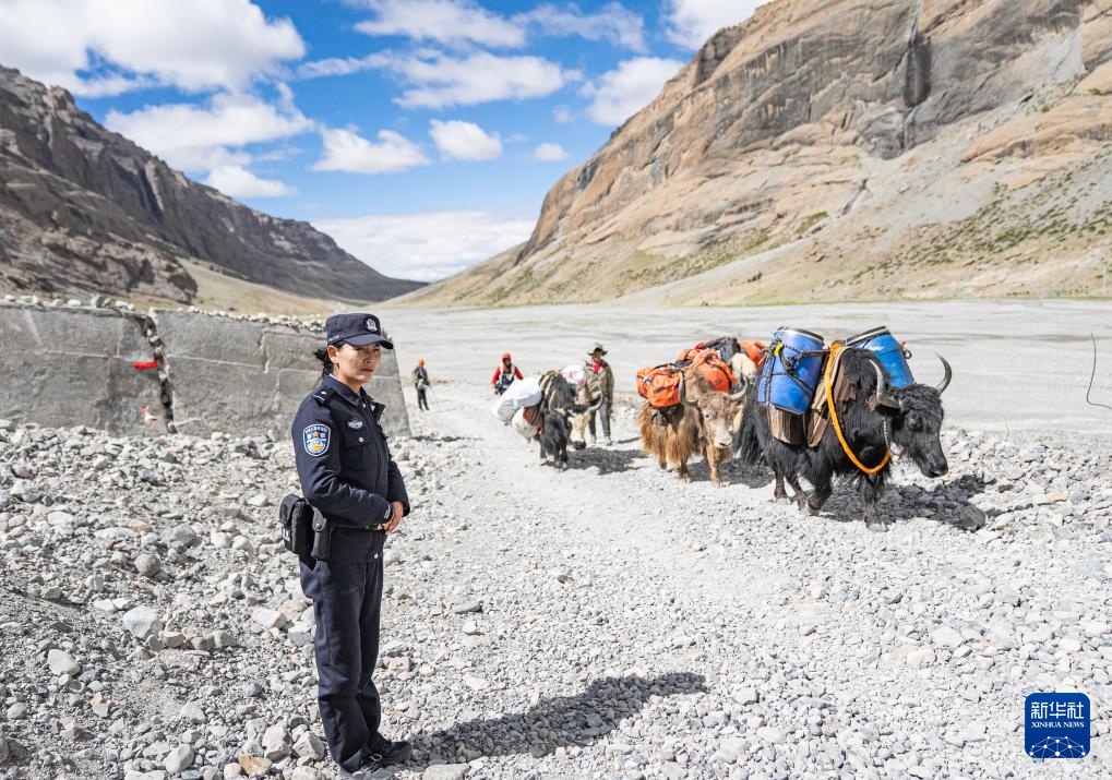 冈仁波齐山脚下的“警察阿佳” 冈仁波齐山脚下的“警察阿佳”