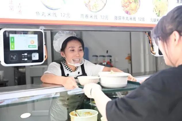 感动万千网友的食堂阿姨，紧急打假