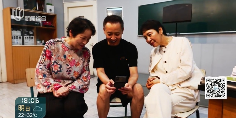 上海男老师给失能母亲“设局”8年!周围人竟都是“帮凶”……暖心一幕上演 上海男老师给失能母亲“设局”8年!周围人竟都是“帮凶”……暖心一幕上演