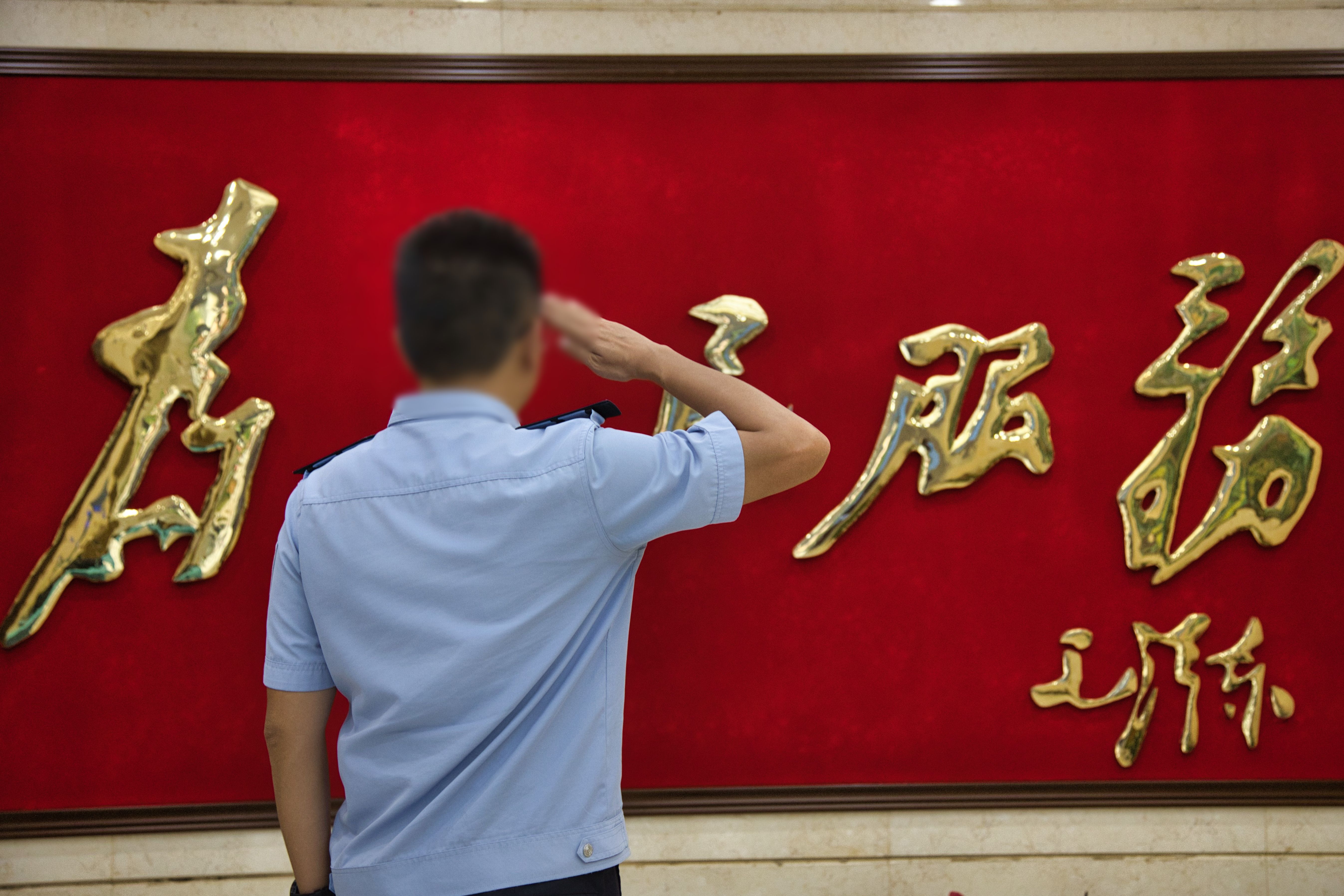 缉毒2.6吨的他,却是女儿眼中“只会玩电脑的爸爸” 缉毒2.6吨的他,却是女儿眼中“只会玩电脑的爸爸”