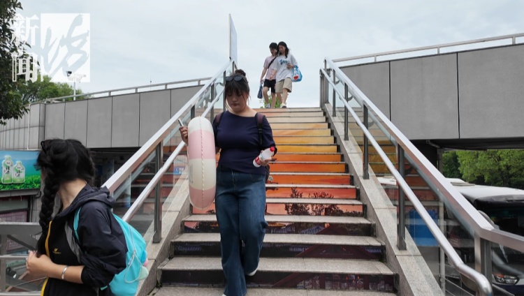 上海知名乐园游客吐槽:这个电梯停了一年!还没开玩已经流汗…… 上海知名乐园游客吐槽:这个电梯停了一年!还没开玩已经流汗……