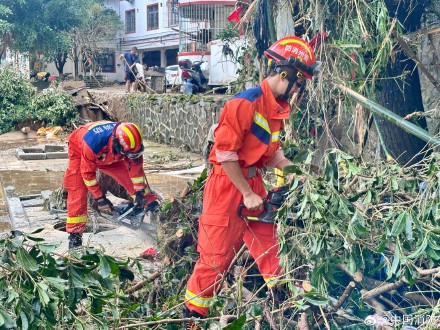 消防员全力奋战榕江清淤一线 消防员全力奋战榕江清淤一线
