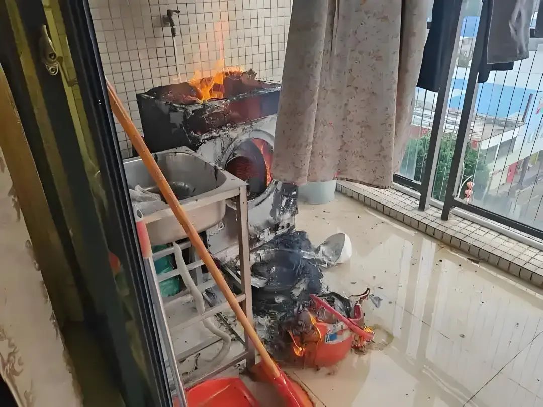 深夜大火烧家,母子3人趴窗呼救...... 深夜大火烧家,母子3人趴窗呼救......