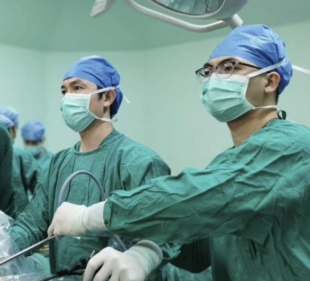 每天6瓶啤酒,体重飙至328斤!29岁小伙确诊多种致命疾病,昏迷7天才苏醒 每天6瓶啤酒,体重飙至328斤!29岁小伙确诊多种致命疾病,昏迷7天才苏醒