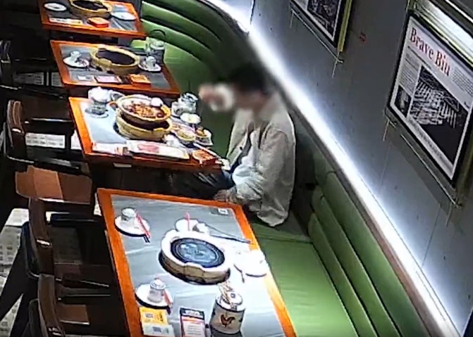 自导自演“吃虫戏码”!男子敲诈多家餐厅获刑 自导自演“吃虫戏码”!男子敲诈多家餐厅获刑