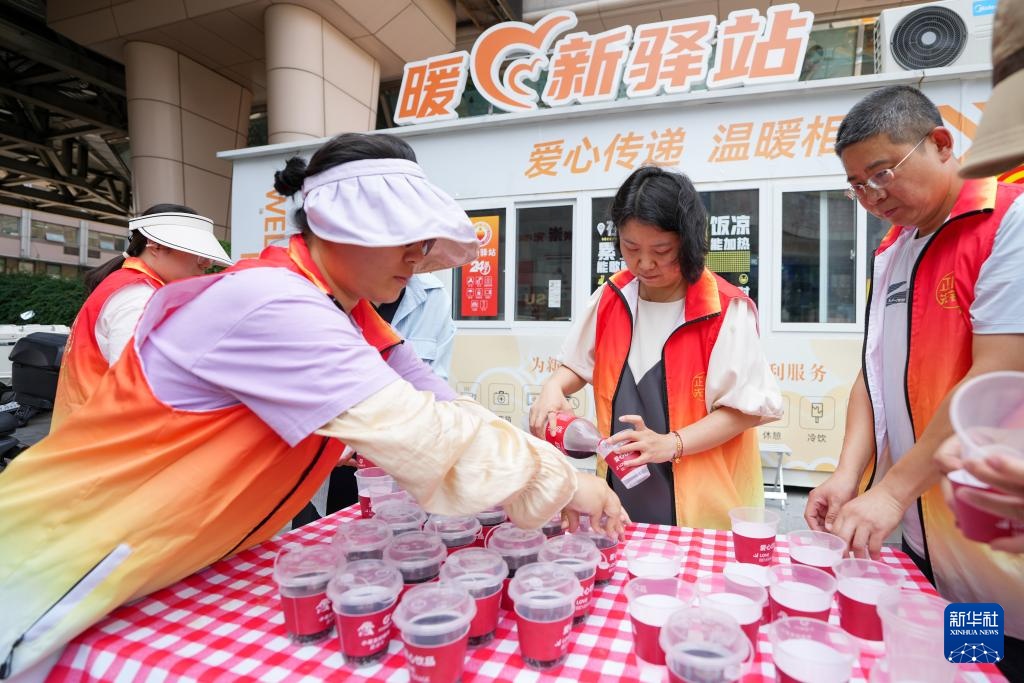 高温下,“暖新驿站”化身清凉补给站 高温下,“暖新驿站”化身清凉补给站