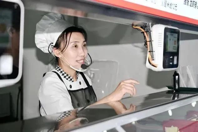 感动万千网友的食堂阿姨，紧急打假
