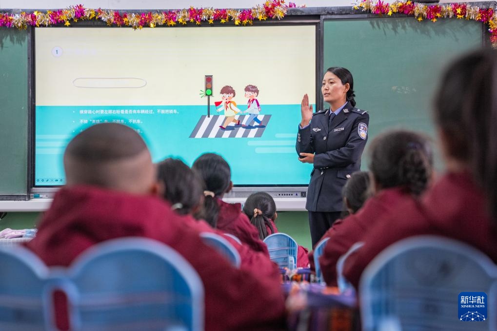 冈仁波齐山脚下的“警察阿佳” 冈仁波齐山脚下的“警察阿佳”
