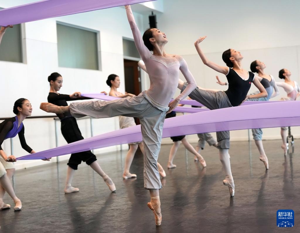 首演在即 上芭原创芭蕾舞剧《百合花》加紧排练 首演在即 上芭原创芭蕾舞剧《百合花》加紧排练