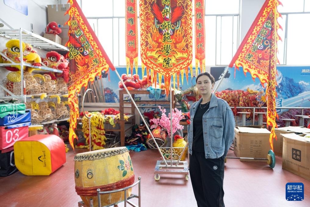 温度丨毕业旅行中，这位俄罗斯姑娘勇救落水老人