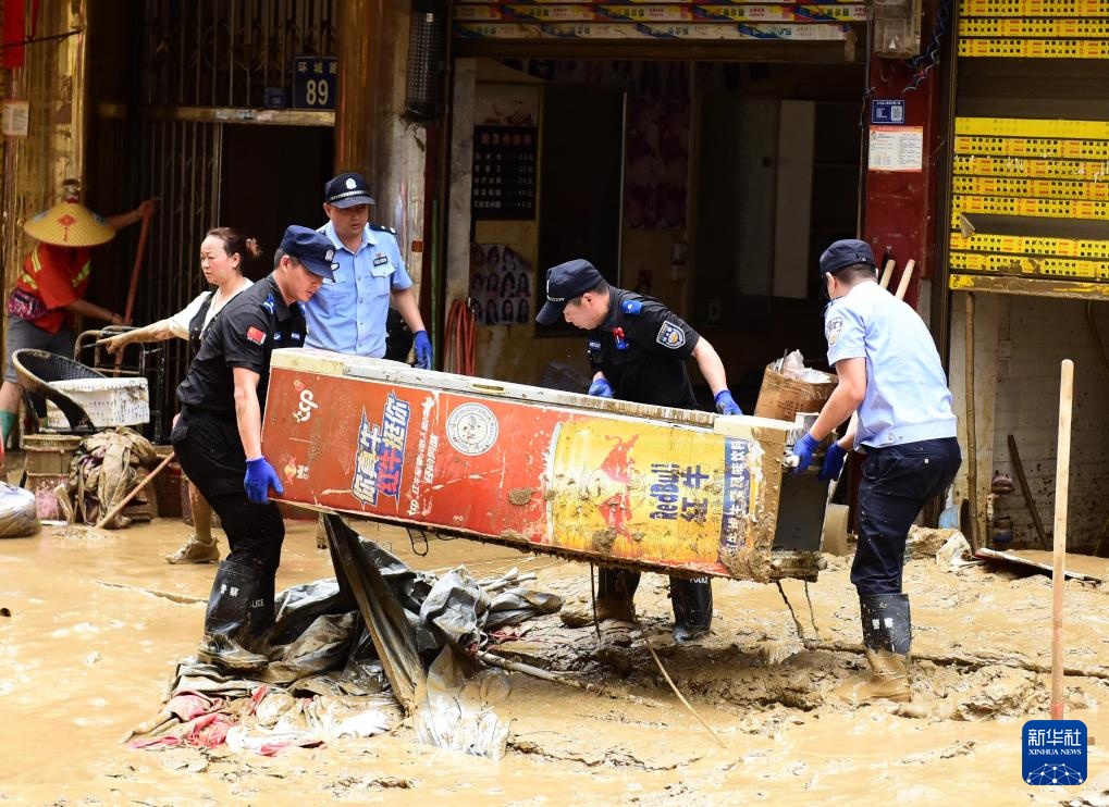 贵州:灾后救援有序进行 贵州:灾后救援有序进行