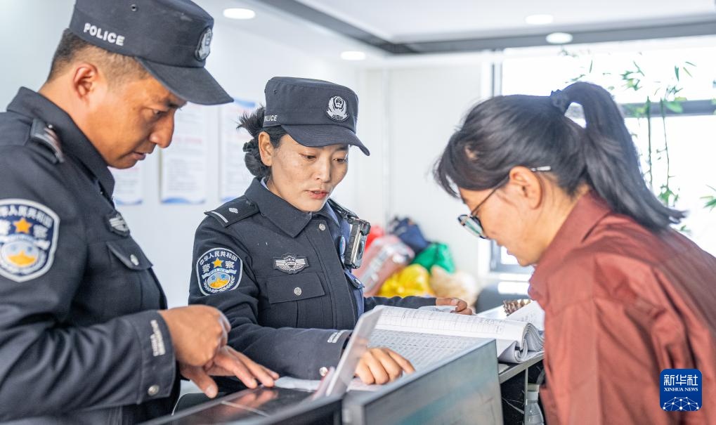 冈仁波齐山脚下的“警察阿佳” 冈仁波齐山脚下的“警察阿佳”