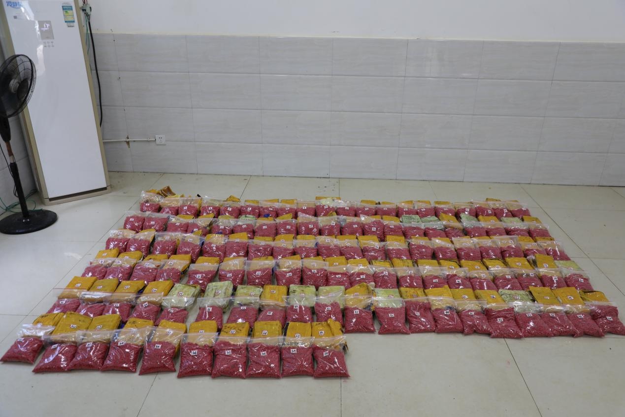 这个包揽一二三等功的“95”后,缉毒现场又 “被捕” 了 这个包揽一二三等功的“95”后,缉毒现场又 “被捕” 了