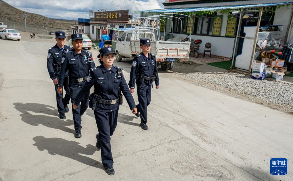 冈仁波齐山脚下的“警察阿佳” 冈仁波齐山脚下的“警察阿佳”