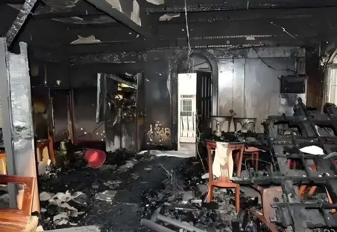 深夜大火烧家,母子3人趴窗呼救...... 深夜大火烧家,母子3人趴窗呼救......