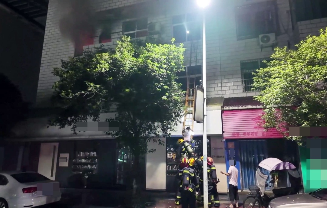 深夜大火烧家,母子3人趴窗呼救...... 深夜大火烧家,母子3人趴窗呼救......