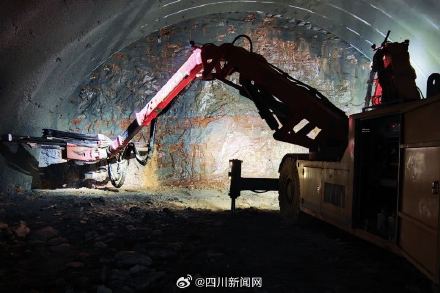 年底全线通车！四川最长8车道高速隧道全贯通